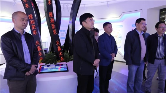 省發(fā)改委二級(jí)巡視員曾洪暉一行來(lái)上栗調(diào)研指導(dǎo)工作，并參觀由立標(biāo)展覽布展的贛湘合作產(chǎn)業(yè)園展示館